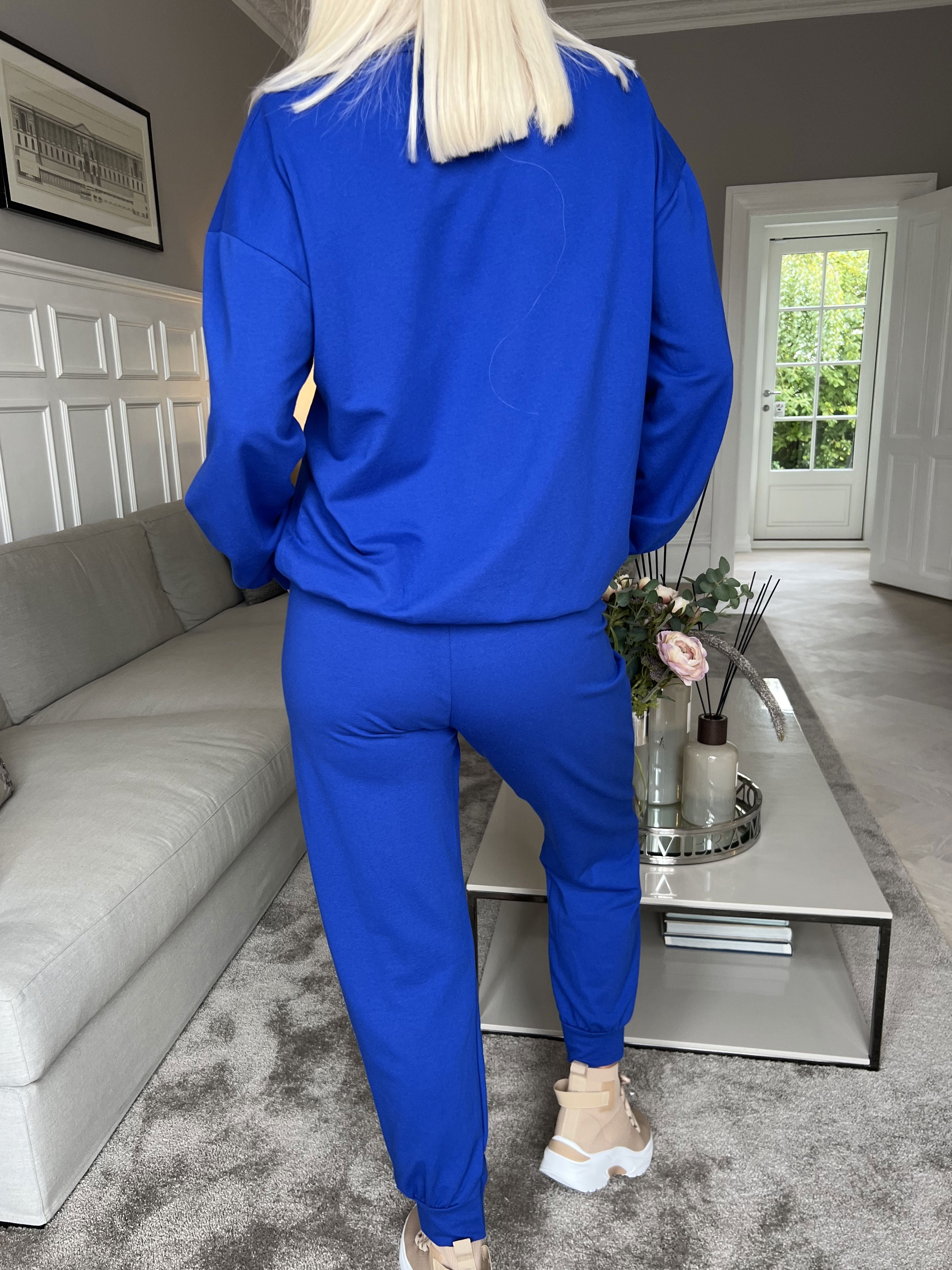 Noelle - Lækkert joggingsæt med skrift over brystet